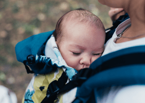 Baby schläft in Trage dank Trageberatung